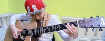 Cậu bé 9 tuổi với kỹ năng chơi guitar tuyệt với