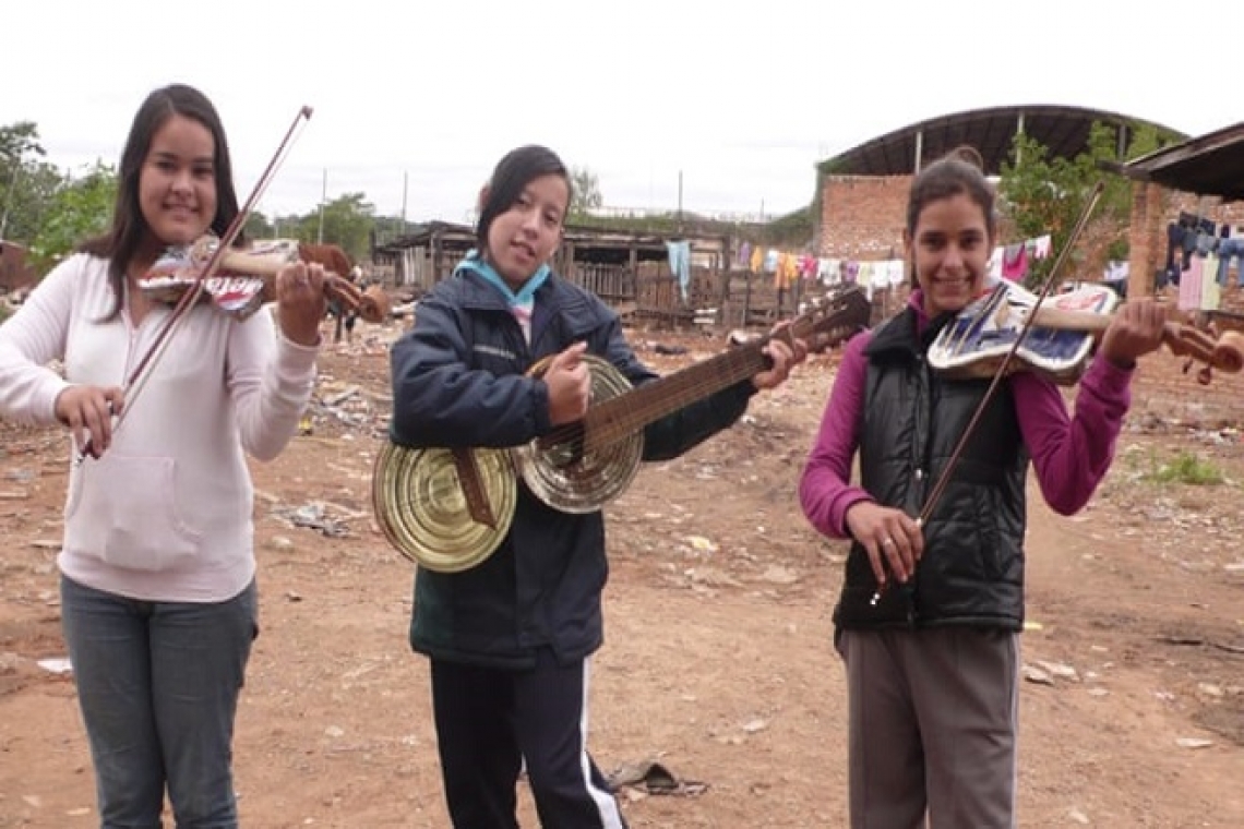 Những đứa trẻ chơi nhạc cụ bằng vật liệu tái chế